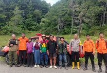 Tim SAR gabungan bersama dua pendaki yang ditemukan selamat usai evakuasi di Gunung Country, Banggai, Minggu (10/5/2026).