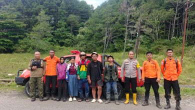 Tim SAR gabungan bersama dua pendaki yang ditemukan selamat usai evakuasi di Gunung Country, Banggai, Minggu (10/5/2026).