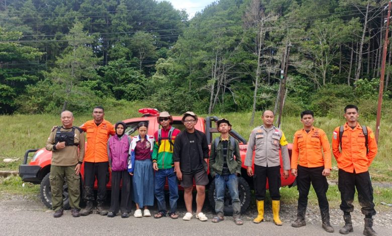 Tim SAR gabungan bersama dua pendaki yang ditemukan selamat usai evakuasi di Gunung Country, Banggai, Minggu (10/5/2026).