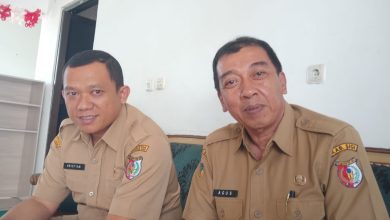 Kepala Bapperida Kabupaten Sigi, Agus, didampingi Sekretaris Bapperida, memberikan keterangan terkait sorotan DPRD mengenai sinkronisasi data dalam pembahasan LKPJ Bupati Sigi Tahun 2025. (Foto: A6/INTERKINI.CO)