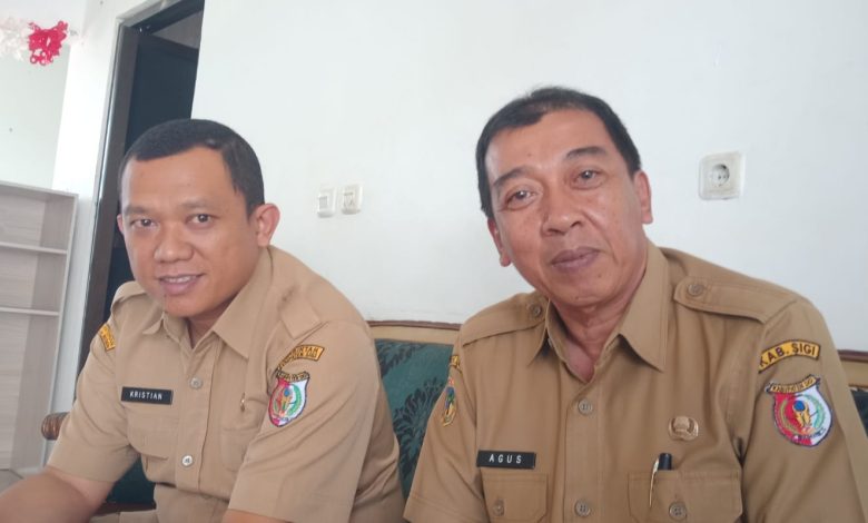 Kepala Bapperida Kabupaten Sigi, Agus, didampingi Sekretaris Bapperida, memberikan keterangan terkait sorotan DPRD mengenai sinkronisasi data dalam pembahasan LKPJ Bupati Sigi Tahun 2025. (Foto: A6/INTERKINI.CO)