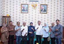 Ketua DPRD Kabupaten Sigi Minhar bersama jajaran DPRD Sigi dan anggota DPRD Pasangkayu berfoto usai kunjungan kerja membahas sistem penempatan pejabat di Kantor DPRD Sigi, Senin (11/5/2026).