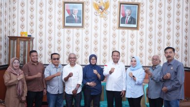 Ketua DPRD Kabupaten Sigi Minhar bersama jajaran DPRD Sigi dan anggota DPRD Pasangkayu berfoto usai kunjungan kerja membahas sistem penempatan pejabat di Kantor DPRD Sigi, Senin (11/5/2026).