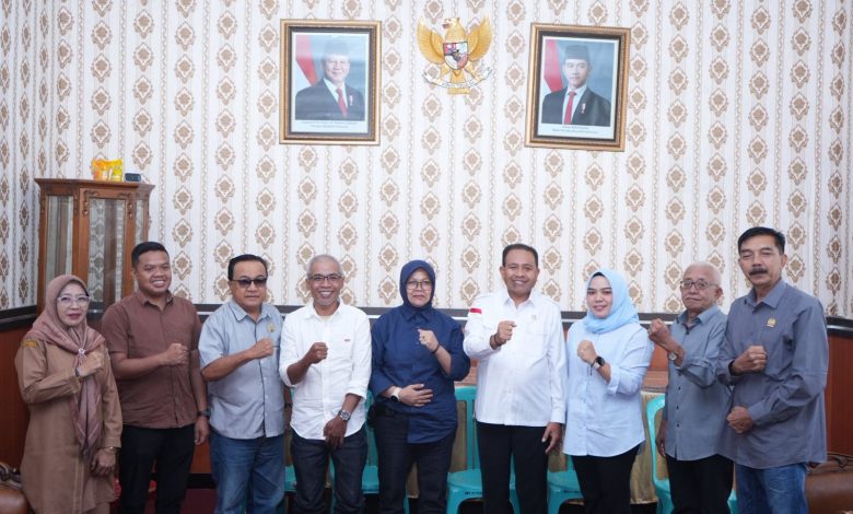 Ketua DPRD Kabupaten Sigi Minhar bersama jajaran DPRD Sigi dan anggota DPRD Pasangkayu berfoto usai kunjungan kerja membahas sistem penempatan pejabat di Kantor DPRD Sigi, Senin (11/5/2026).