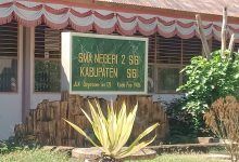 Tampak depan SMA Negeri 2 Sigi, Kabupaten Sigi, Selasa (12/5/2026). Sekolah ini menjadi perhatian publik usai dugaan pengeroyokan siswi, sementara keluarga berencana melapor ke Polres Sigi.