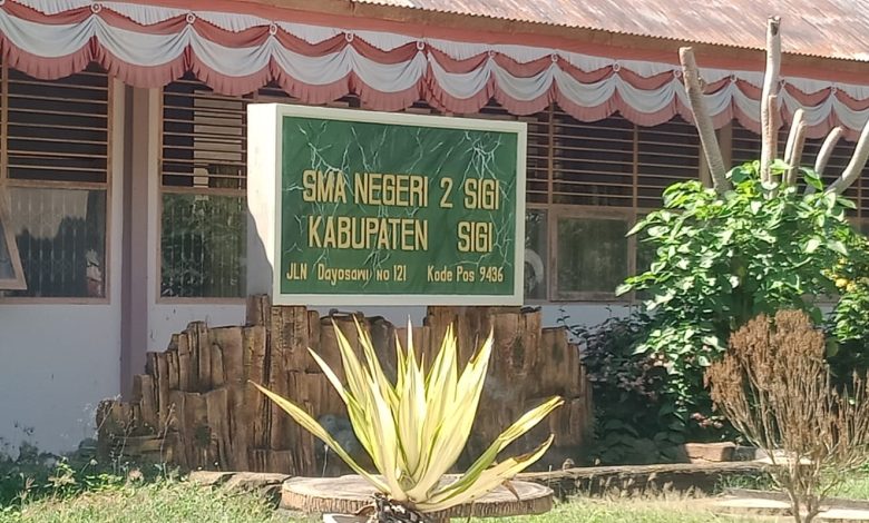 Tampak depan SMA Negeri 2 Sigi, Kabupaten Sigi, Selasa (12/5/2026). Sekolah ini menjadi perhatian publik usai dugaan pengeroyokan siswi, sementara keluarga berencana melapor ke Polres Sigi.