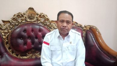 Ketua DPRD Kabupaten Sigi, Minhar Tjeho, saat diwawancarai di ruang kerja Wakil Ketua II DPRD Sigi terkait rekomendasi DPRD terhadap LKPJ Bupati Sigi Tahun 2025. (Foto: INTERKINI.CO)