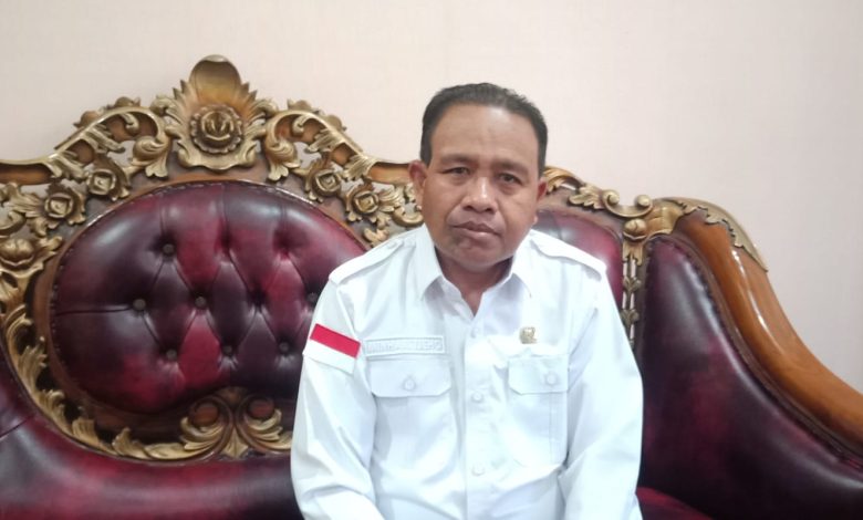 Ketua DPRD Kabupaten Sigi, Minhar Tjeho, saat diwawancarai di ruang kerja Wakil Ketua II DPRD Sigi terkait rekomendasi DPRD terhadap LKPJ Bupati Sigi Tahun 2025. (Foto: INTERKINI.CO)