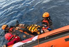 Personel Basarnas Palu mengikuti latihan SAR air di Teluk Tomini, Parigi Moutong, Senin (18/5/2026). Latihan bertujuan meningkatkan kesiapsiagaan menghadapi kondisi darurat di perairan.