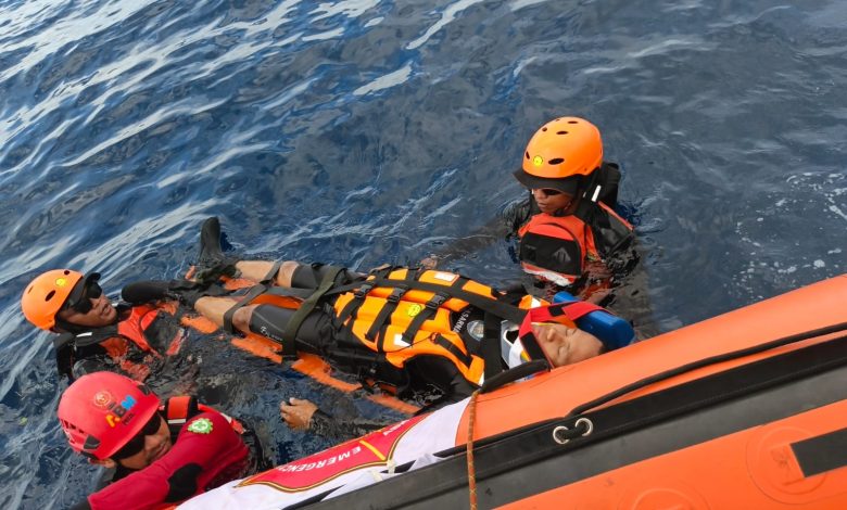 Personel Basarnas Palu mengikuti latihan SAR air di Teluk Tomini, Parigi Moutong, Senin (18/5/2026). Latihan bertujuan meningkatkan kesiapsiagaan menghadapi kondisi darurat di perairan.