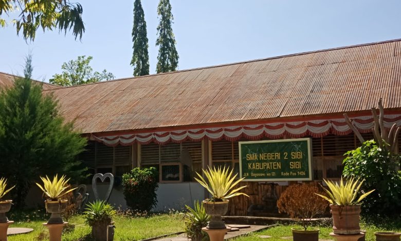 Tampak depan SMA Negeri 2 Sigi di Kabupaten Sigi. (Foto: a6/INTERKINI.CO)