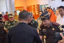 Kajati Sulteng menyambut kedatangan Kapolda Sulawesi Tengah yang baru Brigjen Pol. Nasri Sulaeman di Bandara Mutiara SIS Al-Jufri Palu, Selasa (19/5/2026).