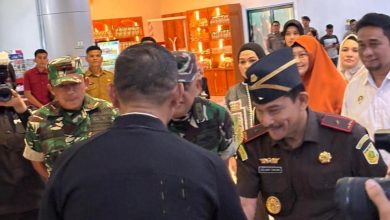 Kajati Sulteng menyambut kedatangan Kapolda Sulawesi Tengah yang baru Brigjen Pol. Nasri Sulaeman di Bandara Mutiara SIS Al-Jufri Palu, Selasa (19/5/2026).