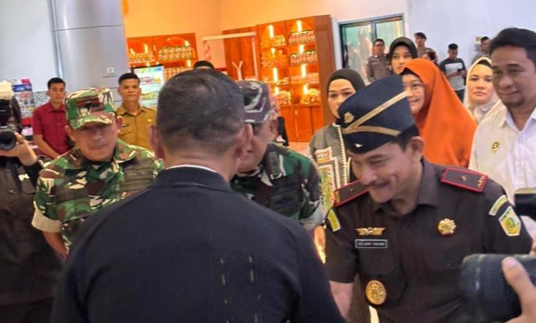 Kajati Sulteng menyambut kedatangan Kapolda Sulawesi Tengah yang baru Brigjen Pol. Nasri Sulaeman di Bandara Mutiara SIS Al-Jufri Palu, Selasa (19/5/2026).