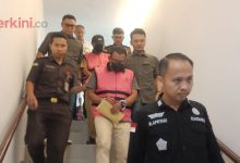 Dua pejabat Dinas Peternakan Kabupaten Sigi digiring penyidik Kejari Sigi usai ditetapkan sebagai tersangka dugaan gratifikasi dan pemerasan proyek olahan pakan senilai Rp767 juta, Selasa (19/5/2026).