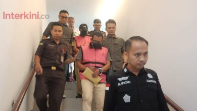 Dua pejabat Dinas Peternakan Kabupaten Sigi digiring penyidik Kejari Sigi usai ditetapkan sebagai tersangka dugaan gratifikasi dan pemerasan proyek olahan pakan senilai Rp767 juta, Selasa (19/5/2026).