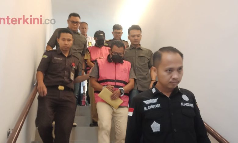 Dua pejabat Dinas Peternakan Kabupaten Sigi digiring penyidik Kejari Sigi usai ditetapkan sebagai tersangka dugaan gratifikasi dan pemerasan proyek olahan pakan senilai Rp767 juta, Selasa (19/5/2026).
