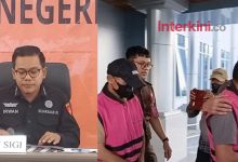 Kepala Kejaksaan Negeri Sigi, Irwan Ganda Saputra, saat konferensi pers penetapan tersangka dugaan pemerasan dalam jabatan dan gratifikasi proyek olahan pakan. Dua tersangka terlihat saat diarahkan keluar usai pemeriksaan di Kejari Sigi. Foto: Interkini.co