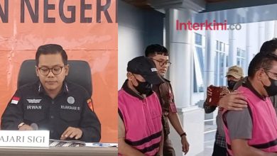 Kepala Kejaksaan Negeri Sigi, Irwan Ganda Saputra, saat konferensi pers penetapan tersangka dugaan pemerasan dalam jabatan dan gratifikasi proyek olahan pakan. Dua tersangka terlihat saat diarahkan keluar usai pemeriksaan di Kejari Sigi. Foto: Interkini.co