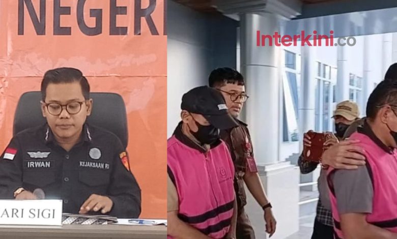 Kepala Kejaksaan Negeri Sigi, Irwan Ganda Saputra, saat konferensi pers penetapan tersangka dugaan pemerasan dalam jabatan dan gratifikasi proyek olahan pakan. Dua tersangka terlihat saat diarahkan keluar usai pemeriksaan di Kejari Sigi. Foto: Interkini.co
