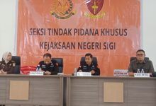Kejaksaan Negeri Sigi menyatakan penyidikan perkara proyek pembangunan dan pengadaan olahan pakan di Dinas Peternakan dan Kesehatan Hewan Kabupaten Sigi saat ini masih berfokus pada dugaan pemerasan dalam jabatan dan gratifikasi.