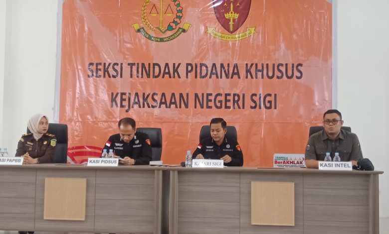 Kejaksaan Negeri Sigi menyatakan penyidikan perkara proyek pembangunan dan pengadaan olahan pakan di Dinas Peternakan dan Kesehatan Hewan Kabupaten Sigi saat ini masih berfokus pada dugaan pemerasan dalam jabatan dan gratifikasi.