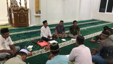 Pengurus dan Panitia Masjid Al-Madaniyah Kota Tarakan saat menggelar rapat pemantapan persiapan pelaksanaan qurban Idul Adha 1447 Hijriah/2026 Masehi. (Foto: ss/INTERKINI.CO)