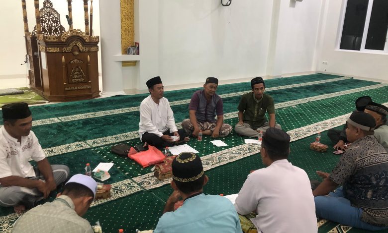 Pengurus dan Panitia Masjid Al-Madaniyah Kota Tarakan saat menggelar rapat pemantapan persiapan pelaksanaan qurban Idul Adha 1447 Hijriah/2026 Masehi. (Foto: ss/INTERKINI.CO)