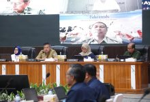 Sekjen Kemendagri Tomsi Tohir memimpin Rapat Koordinasi Pengendalian Inflasi Daerah 2026 di Jakarta, Senin (25/5/2026), membahas percepatan distribusi minyak goreng ke Indonesia Timur guna menjaga stabilitas harga.