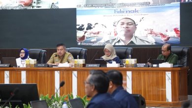 Sekjen Kemendagri Tomsi Tohir memimpin Rapat Koordinasi Pengendalian Inflasi Daerah 2026 di Jakarta, Senin (25/5/2026), membahas percepatan distribusi minyak goreng ke Indonesia Timur guna menjaga stabilitas harga.