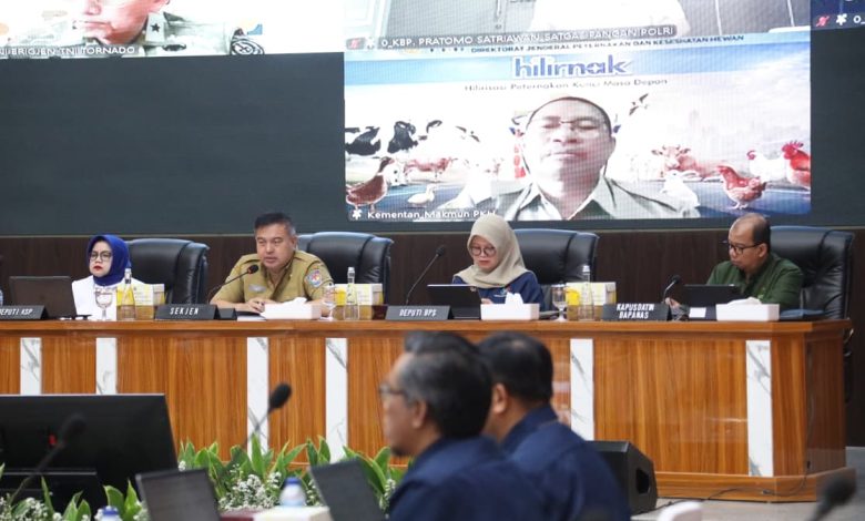 Sekjen Kemendagri Tomsi Tohir memimpin Rapat Koordinasi Pengendalian Inflasi Daerah 2026 di Jakarta, Senin (25/5/2026), membahas percepatan distribusi minyak goreng ke Indonesia Timur guna menjaga stabilitas harga.