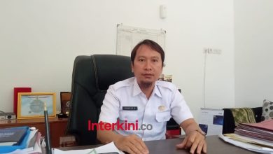 Kepala Dinas Komunikasi dan Informatika Kabupaten Sigi, Samsir Z, memberikan keterangan terkait sistem satu pintu informasi dan upaya verifikasi data pascagempa di Kabupaten Sigi, Rabu (17/6/2026).