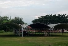 Sejumlah tenda mulai dipasang di Lapangan Kota Pulu, Kecamatan Dolo, Kabupaten Sigi, sebagai persiapan pelaksanaan Groundbreaking Rekonstruksi Jalan Palu–Kulawi yang dijadwalkan berlangsung pada Minggu (7/6/2026). (Foto: INTERKINI.CO)
