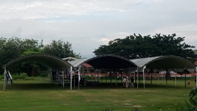 Sejumlah tenda mulai dipasang di Lapangan Kota Pulu, Kecamatan Dolo, Kabupaten Sigi, sebagai persiapan pelaksanaan Groundbreaking Rekonstruksi Jalan Palu–Kulawi yang dijadwalkan berlangsung pada Minggu (7/6/2026). (Foto: INTERKINI.CO)