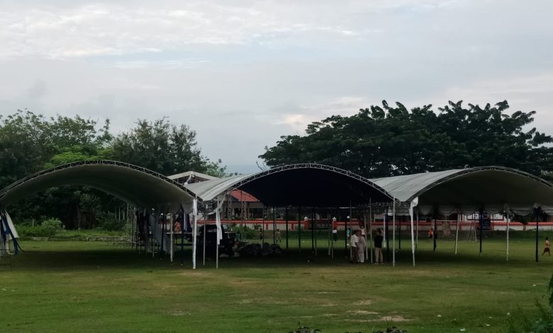 Sejumlah tenda mulai dipasang di Lapangan Kota Pulu, Kecamatan Dolo, Kabupaten Sigi, sebagai persiapan pelaksanaan Groundbreaking Rekonstruksi Jalan Palu–Kulawi yang dijadwalkan berlangsung pada Minggu (7/6/2026). (Foto: INTERKINI.CO)