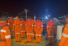 Tim Rescue Pos SAR Luwuk bersama ABK KN SAR Bhisma mengikuti briefing sebelum diberangkatkan dalam Operasi SAR Perairan Taliabu, Maluku Utara, Jumat (5/6/2026) malam. Basarnas Palu mengerahkan tim pencarian untuk mencari empat ABK KM Jolor yang dilaporkan mengalami mati mesin dan hilang kontak di perairan Pulau Taliabu. Foto: Basarnas Palu.