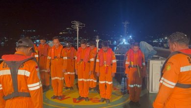 Tim Rescue Pos SAR Luwuk bersama ABK KN SAR Bhisma mengikuti briefing sebelum diberangkatkan dalam Operasi SAR Perairan Taliabu, Maluku Utara, Jumat (5/6/2026) malam. Basarnas Palu mengerahkan tim pencarian untuk mencari empat ABK KM Jolor yang dilaporkan mengalami mati mesin dan hilang kontak di perairan Pulau Taliabu. Foto: Basarnas Palu.