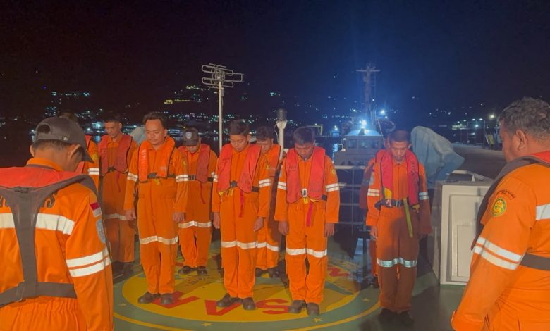 Tim Rescue Pos SAR Luwuk bersama ABK KN SAR Bhisma mengikuti briefing sebelum diberangkatkan dalam Operasi SAR Perairan Taliabu, Maluku Utara, Jumat (5/6/2026) malam. Basarnas Palu mengerahkan tim pencarian untuk mencari empat ABK KM Jolor yang dilaporkan mengalami mati mesin dan hilang kontak di perairan Pulau Taliabu. Foto: Basarnas Palu.