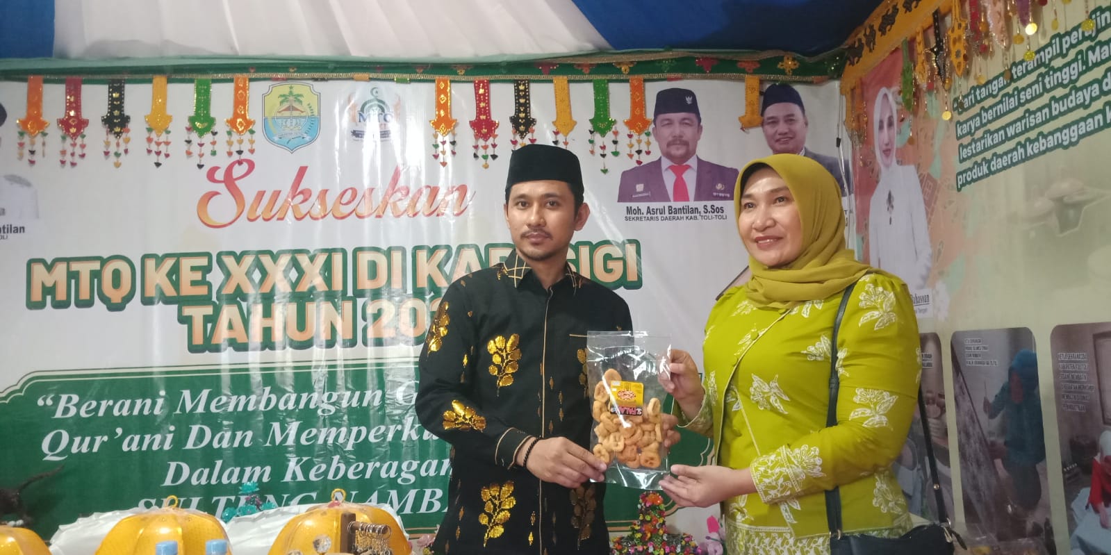 Wakil Ketua II DPRD Sigi, Ikra Ibrahim, mengunjungi salah satu stan Dekranasda Kabupaten Tolitoli pada Pameran dan Pasar Rakyat Dekranasda di arena MTQ XXXI Tingkat Provinsi Sulawesi Tengah di Kabupaten Sigi. (Foto: A6/INTERKINI.CO)