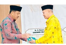 Kepala Kantor Wilayah Kementerian Agama Sulawesi Tengah, Junaidin, mewakili Ketua LPTQ Provinsi Sulawesi Tengah, menyerahkan bendera MTQ XXXI Tingkat Provinsi Sulawesi Tengah kepada Bupati Sigi, Mohamad Rizal Intjenae, pada Malam Ta'aruf di Gedung Kesenian Taman Taiganja, Kalukubala, Sabtu (6/6/2026). (Foto: Ist)