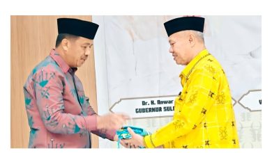 Kepala Kantor Wilayah Kementerian Agama Sulawesi Tengah, Junaidin, mewakili Ketua LPTQ Provinsi Sulawesi Tengah, menyerahkan bendera MTQ XXXI Tingkat Provinsi Sulawesi Tengah kepada Bupati Sigi, Mohamad Rizal Intjenae, pada Malam Ta'aruf di Gedung Kesenian Taman Taiganja, Kalukubala, Sabtu (6/6/2026). (Foto: Ist)