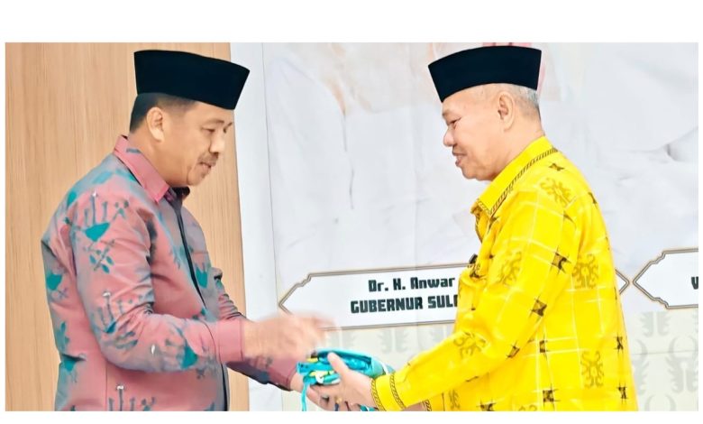 Kepala Kantor Wilayah Kementerian Agama Sulawesi Tengah, Junaidin, mewakili Ketua LPTQ Provinsi Sulawesi Tengah, menyerahkan bendera MTQ XXXI Tingkat Provinsi Sulawesi Tengah kepada Bupati Sigi, Mohamad Rizal Intjenae, pada Malam Ta'aruf di Gedung Kesenian Taman Taiganja, Kalukubala, Sabtu (6/6/2026). (Foto: Ist)