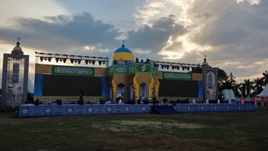 Panggung utama MTQ XXXI Tingkat Provinsi Sulawesi Tengah di kawasan Taman Likuifaksi, Desa Lolu, Kecamatan Sigi Biromaru. Kawasan ini menjadi lokasi pemberlakuan penutupan sementara dan pengalihan arus lalu lintas selama pelaksanaan MTQ.