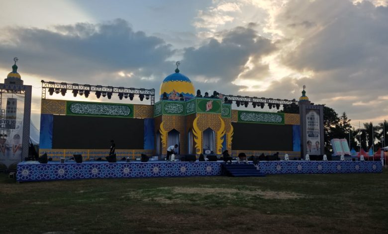 Panggung utama MTQ XXXI Tingkat Provinsi Sulawesi Tengah di kawasan Taman Likuifaksi, Desa Lolu, Kecamatan Sigi Biromaru. Kawasan ini menjadi lokasi pemberlakuan penutupan sementara dan pengalihan arus lalu lintas selama pelaksanaan MTQ.