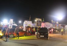 Personel Polres Sigi melakukan pengamanan dan pengaturan arus lalu lintas di depan arena pembukaan MTQ Ke-XXXI Tingkat Provinsi Sulawesi Tengah di Taman Likuifaksi, Desa Lolu, Kecamatan Sigi Biromaru, Kabupaten Sigi, Minggu (7/6/2026) malam.