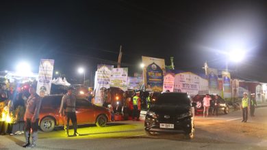Personel Polres Sigi melakukan pengamanan dan pengaturan arus lalu lintas di depan arena pembukaan MTQ Ke-XXXI Tingkat Provinsi Sulawesi Tengah di Taman Likuifaksi, Desa Lolu, Kecamatan Sigi Biromaru, Kabupaten Sigi, Minggu (7/6/2026) malam.