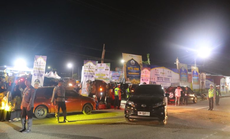 Personel Polres Sigi melakukan pengamanan dan pengaturan arus lalu lintas di depan arena pembukaan MTQ Ke-XXXI Tingkat Provinsi Sulawesi Tengah di Taman Likuifaksi, Desa Lolu, Kecamatan Sigi Biromaru, Kabupaten Sigi, Minggu (7/6/2026) malam.