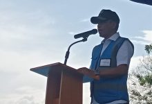 Gubernur Sulawesi Tengah Anwar Hafid menyampaikan sambutan saat peluncuran Program Berani Lancar di Desa Kota Pulu, Kecamatan Dolo, Kabupaten Sigi, Minggu (7/6/2026). Dalam kesempatan itu, Anwar mengungkap APBD Sulawesi Tengah turun dari Rp5,7 triliun menjadi Rp4,3 triliun. (Foto: Interkini.co)