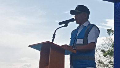 Gubernur Sulawesi Tengah Anwar Hafid menyampaikan sambutan saat peluncuran Program Berani Lancar di Desa Kota Pulu, Kecamatan Dolo, Kabupaten Sigi, Minggu (7/6/2026). Dalam kesempatan itu, Anwar mengungkap APBD Sulawesi Tengah turun dari Rp5,7 triliun menjadi Rp4,3 triliun. (Foto: Interkini.co)