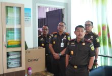 Kajati Sulawesi Tengah Zullikar Tanjung meninjau fasilitas Kejaksaan Negeri Banggai dalam kunjungan kerja penguatan kinerja dan integritas pegawai.